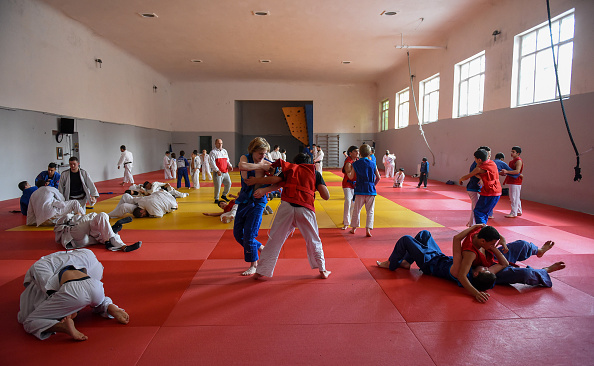 -Le 25 novembre 2018, de jeunes lutteurs de Chidaoba s'entraînent dans une salle de sport à Tbilissi. Cette lutte vient d’être inscrite au patrimoine de l'humanité. Photo VANO SHLAMOV / AFP / Getty Images.