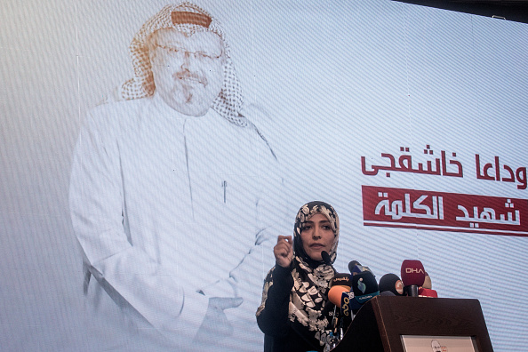 -Tawakkol Karman, lauréat du prix Nobel, s'exprime devant des images du journaliste assassiné, Jamal Khashoggi, lors d'une cérémonie commémorative organisée le 11 novembre 2018 à Istanbul (Turquie). Photo par Chris McGrath / Getty Images.