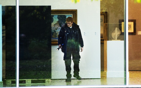 -Un enquêteur fouille le cambriolage du musée Kunsthal de Rotterdam dans la nuit du 16 octobre 2012. Plusieurs tableaux d'une valeur considérable ont été volés au musée Kunsthal de Rotterdam, où des œuvres d'artistes de renommée mondiale des XIXe et XXe siècles, dont Picasso et Van Gogh Hang, ont annoncé les policiers. Photo ROBIN UTRECHT / AFP / Getty Images.
