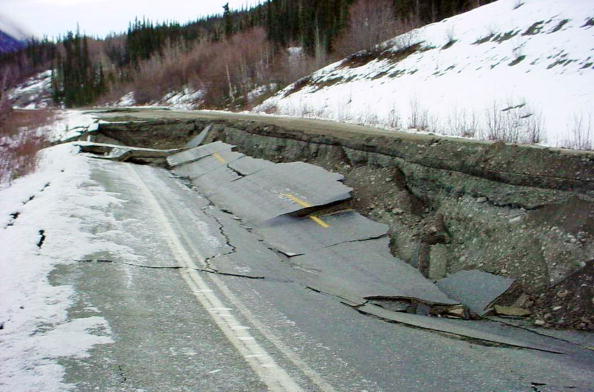L'une des grandes fissures sur la route Tok Cutoff, causée par un séisme de magnitude 7,9  qui a secoué une région Mentasta peu peuplée de l'intérieur de l'Alaska le 3 novembre 2002. (Photo: Alaska Department of Transportation/Getty Images)