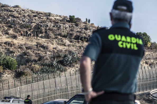La garde civile espagnole surveillant les migrants à Melilla. Photo d’illustration. (JOSE COLON/AFP/Getty Images)