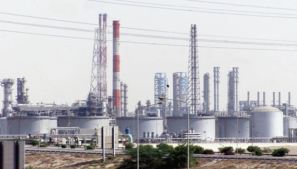 -Vue d'ensemble, d'une installation pétrolière dans le port de Jubail, dans le nord-est du golfe Persique en Arabie saoudite. Les Emirats Arabes Unis, sous la parole du ministre saoudien de l'Energie, Khaled al-Faleh a décidé de réduire la production mondiale de pétrole d'un million de barils par jour. Photo BILAL QABALAN / AFP / Getty Images.