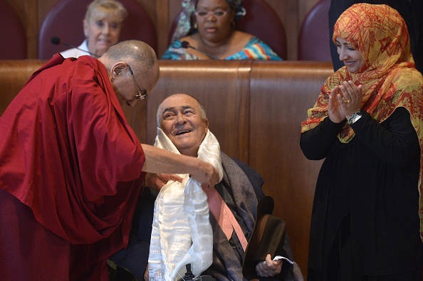 -Le réalisateur italien Bernardo Bertolucci reçoit le prix du Sommet de la paix décernée par le Dalaï Lama, chef spirituel tibétain, à la fin du 14e Sommet mondial des lauréats du prix Nobel de la paix le 14 décembre 2014 à la mairie de Rome. Photo TIZIANA FABI / AFP / Getty Images.
