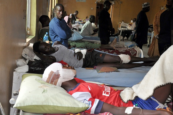 -Des personnes reposent dans un pavillon d'un hôpital après avoir été soignées, les autorités nigériennes ont évacués les blessés vers l'hôpital de Diffa, suite à l’attaque. Photo OLATUNJI OMIRIN / AFP / Getty Images.