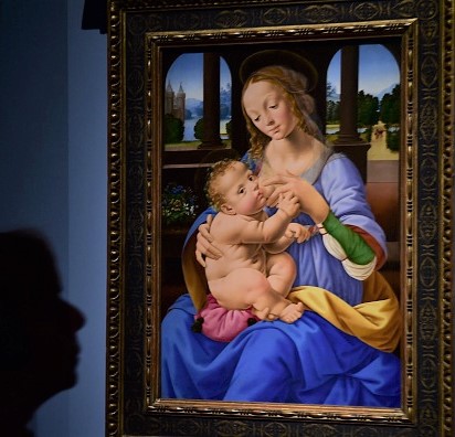 -Un visiteur regarde un tableau intitulé "Madonna avec bébé" dans le cadre de l'exposition "Leonardo Da Vinci" au musée Palazzo Reale à Milan. Photo GIUSEPPE CACACE / AFP / Getty Images.