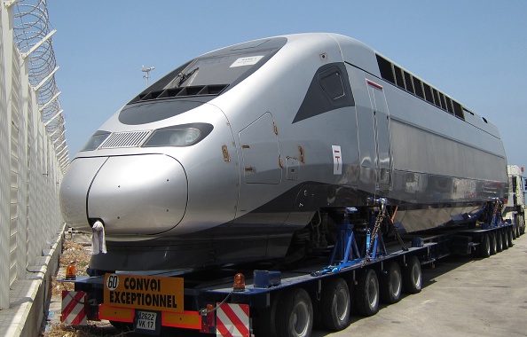 -Les wagons d'un train à grande vitesse TGV fabriqué par Alstom arrivent au port marocain de Tanger le 30 juin 2015. Photo à STR / AFP / Getty Images.