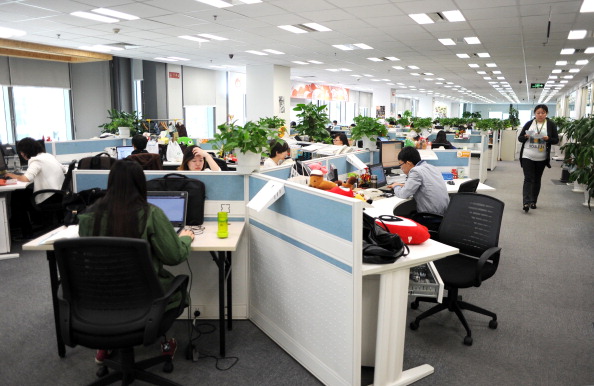 L'administration chinoise du Cyberespace (CAC), chargée du contrôle d'internet, a annoncé avoir "nettoyé" 9 800 comptes sur les réseaux sociaux chinois accusés de répandre des informations "politiquement nuisibles" et des rumeurs. (WANG ZHAO/AFP/Getty Images)