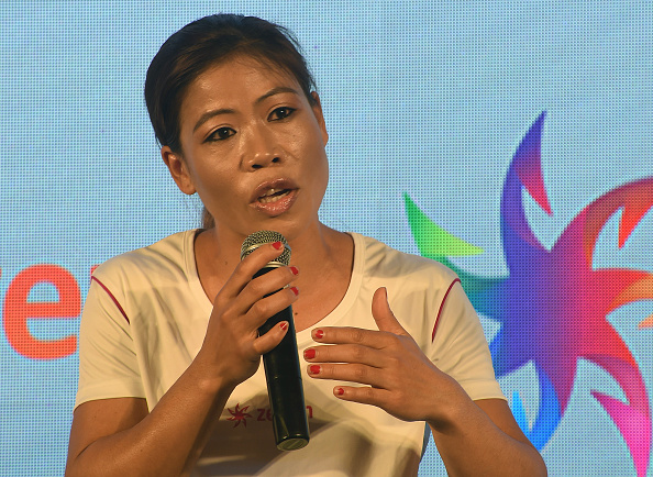 -La boxeuse indienne Mary Kom s'adresse aux médias lors d'un événement promotionnel à New Delhi le 19 février 2016. Photo PRAKASH SINGH / AFP / Getty Images.