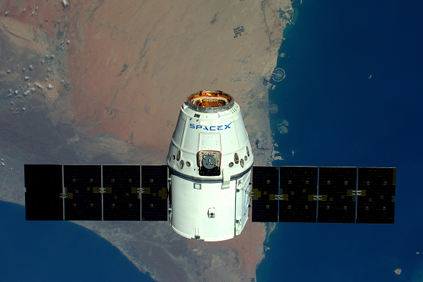 -L'Agence spatiale européenne (ESA), présente une vue de The Palms, à Dubaï, du vaisseau spatial SpaceX Dragon pss ci-dessous, dans une image prise par l'ESA. Photo de Tim Peake / ESA / NASA via Getty Images.