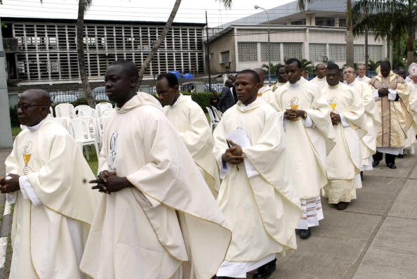 -Prêtres catholiques au Nigéria. Photo PIUS UTOMI EKPEI / AFP / Getty Images.