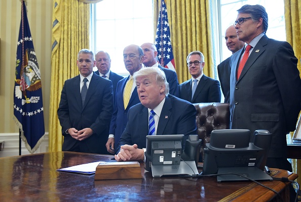 -Le président des États-Unis, Donald Trump, a annoncé l'approbation finale du pipeline XL à l'issue d'une réunion avec le Conseil économique national dans le bureau ovale de la Maison-Blanche le 24 mars 2017 à Washington. Photo MANDEL NGAN / AFP / Getty Images.