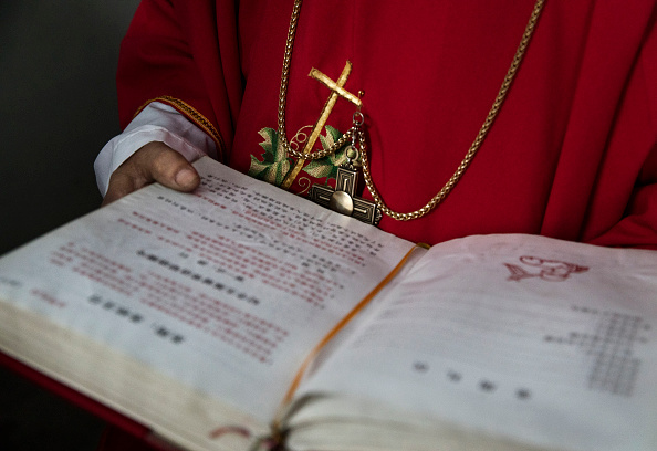 Les membres du clergé de l’Église clandestine sont fréquemment placés en détention. (Kevin Frayer/Getty Images)