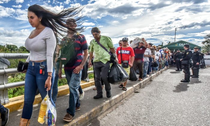 Des citoyens vénézuéliens franchissent le pont international Simon Bolivar entre San Antonio del Tachira (Venezuela) et Cucuta (Colombie), le 25 juillet 2017. La Colombie est le pays le plus touché par l'afflux de migrants vénézuéliens. (LUIS ACOSTA/AFP/Getty Images)