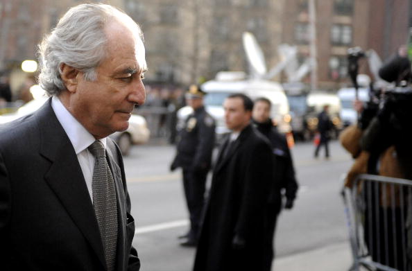 Le financier Bernard Madoff arrive à la Cour fédérale de Manhattan le 12 mars 2009 à New York. Madoff a plaidé coupable sous 11 chefs d'accusation, ce qui, en vertu de la loi fédérale, a entraîné une peine de 150 ans.(Photo : Stephen Chernin/Getty Images)