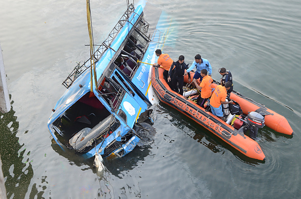 -Le bus est tombé dans un canal, provoquant au moins 28 noyades, selon la police. Photo d'illustration credit should read -/AFP/Getty Images.