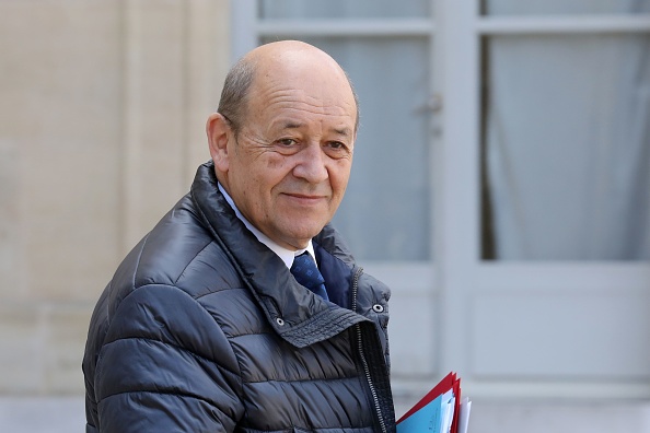 -Le ministre français des Affaires étrangères, Jean-Yves Le Drian, quitte la réunion hebdomadaire du Cabinet, le 21 mars 2018, à l'Elysée, à Paris. Photo LUDOVIC MARIN / AFP / Getty Images.
