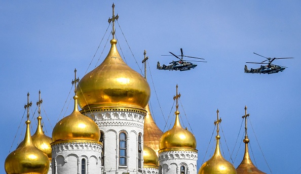 -Illustration-Les hélicoptères d'attaque russes Kamov Ka-52 Alligator survolent les cathédrales du Kremlin lors d'une répétition du défilé militaire du Jour de la Victoire à Moscou le 4 mai 2018. Photo YURI KADOBNOV / AFP / Getty Images.