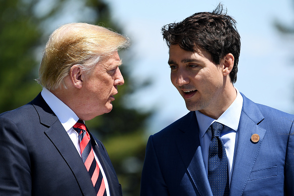 -Le Premier ministre du Canada, Justin Trudeau, s’entretient avec le président des États-Unis, Donald Trump, lors de la cérémonie officielle de bienvenue du G7 au Manoir Richelieu lors de la première journée de la réunion du G7 le 8 juin 2018 à Québec, Canada. Photo de Leon Neal / Getty Images.