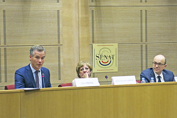 De gauche à droite. Alexis Genin, conseiller scientifique de DAFOH, Marie-Françoise Lamperti, présidente d'Agir pour les droits de l'homme et André Gattolin, Sénateur des Hauts-de-Seine, le 16 novembre 2018 au Sénat (Epoch Times)
