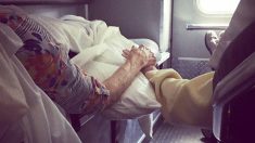 Amour éternel : un couple de personnes âgées se tient la main lors de l’évacuation de l’ouragan Florence