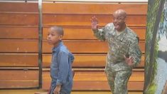 Un militaire de retour surprend la séance photo de l’album de fin d’année de son fils