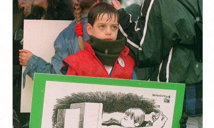 Mark Rayer, sept ans, de Fairfax, en Virginie, manifeste contre la pornographie juvénile sur Internet à l'extérieur du bâtiment de la Cour suprême des États-Unis à Washington le 19 mars 1997. (TIM SLOAN/AFP/Getty Images)