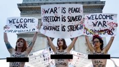 11-Novembre: sous l’Arc de Triomphe, des Femen se montrent seins nus pour dénoncer les criminels de guerre