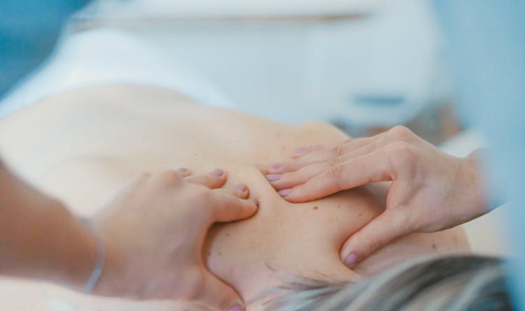 Les massages font partie de la trousse à outils des soignants qui pratiquent l'approche corporelle pour traiter les TCA. (Toa Heftiba / Unsplash)