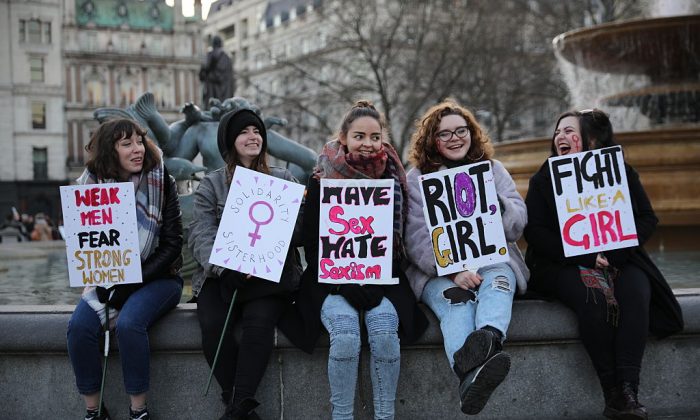 Des féministes à la Marche des femmes, le 21 janvier 2017, à Londres, en Angleterre. L'idéologie de gauche divise les gens en groupes d'oppresseurs et d'opprimés, entraînant une rupture dans la société et l'élimination de la liberté. (Dan Kitwood/Getty Images)