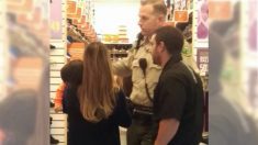 Un policier surveille une adolescente « suspecte » près d’un centre commercial, puis finit par l’aider