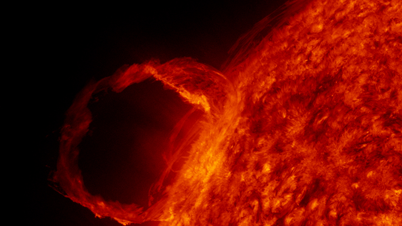 L'observatoire Solar Dynamics de la NASA a capturé cette image d'une éruption à la surface du soleil. Les boucles d'hélium ionisé brûlent à 50 000 degrés Celsius. (NASA)