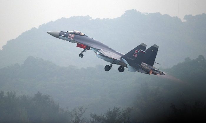 Un avion de chasse Sukhoi SU-35 lors d'un vol d'essai à la veille du salon Airshow China 2014 tenu à Zhuhai, une ville de la province du Guangdong, dans le sud de la Chine, le 10 novembre 2014. (Johannes Eisele/AFP/Getty Images)