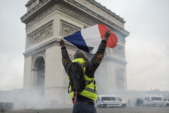 Premiers incidents sur les Champs-Élysées. (Capture d'écran Twittermimetayer)
