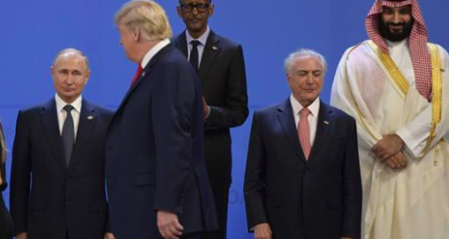 (De gauche à droite) Le président russe Vladimir Poutine, le président américain Donald Trump, le président rwandais Paul Kagame, le président brésilien Michel Temer et le prince héritier Mohammed bin Salman d'Arabie saoudite se rassemblent pour une photo de famille lors du Sommet des dirigeants du G-20 à Buenos Aires, le 30 novembre 2018. (Juan Mabromate/AFP/Getty Images)
