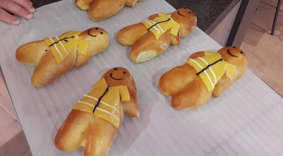 En soutien aux "gilets jaunes, des boulangers réalisent des petits bonhommes en  forme de pain au lait avec des gilets jaunes en pâte d'amande fluo. (Capture d’écran Twitter@HistoireSecrete)