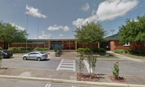 Mme McKenzie a parlé aux enseignants de l'école primaire U.S. Jones à Demopolis, en Alabama, et elle a également parlé au directeur adjoint de l'école du harcèlement présumé  (Rue Google)