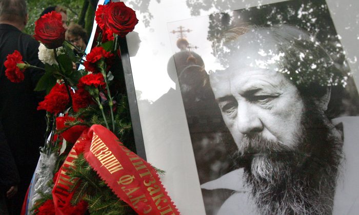 Des roses sur la tombe de l'écrivain et dissident russe Alexandre Soljenitsyne à Moscou le 6 août 2008. L'écrivain russe, gagnant d'un prix Nobel, peut nous aider à nous rappeler les horreurs du socialisme, qui semblent être oubliées par beaucoup en Amérique aujourd'hui. (NATALIA KOLESNIKOVA/AFP/Getty Images)