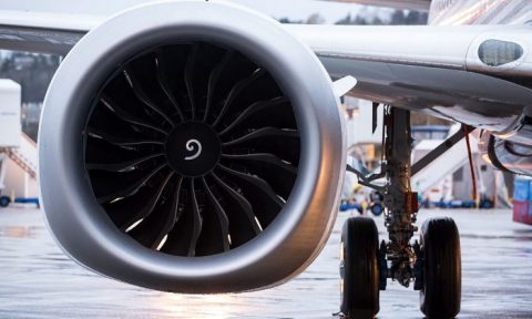Un moteur LEAP est photographié sur le premier avion de ligne Boeing 737 MAX dans l'usine de fabrication de la compagnie à Renton, Washington, le 8 décembre 2015. Cet avion est la version la plus récente et la plus écoénergétique de l'avion le plus vendu de Boeing. (Stephen Brashear/Getty Images)