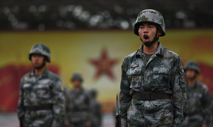 Les cadets de l'Armée populaire de libération chinoise s'entraînent à Pékin, le 22 juillet dernier. L'armée chinoise établit de nouvelles normes d’étude de la doctrine communiste, aux dépens de l'entraînement militaire. (Greg Baker/AFP/Getty Images)