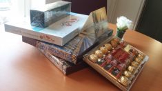 Yvelines : elle offre des chocolats aux policiers pour Noël, perpétuant une tradition familiale initiée par sa mère