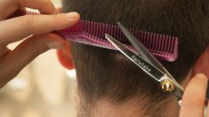 Moselle : un coiffeur coupe les cheveux des SDF dans la rue et collecte des produits d’hygiène pour eux
