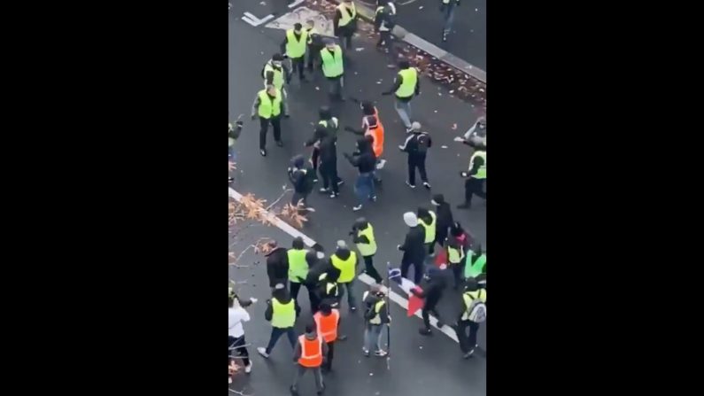 Plusieurs « gilets jaunes » ont été violemment agressés en tentant de barrer la route aux casseurs ayant infiltré la manifestation parisienne. Crédit : capture d'écran Twitter - @fusekin