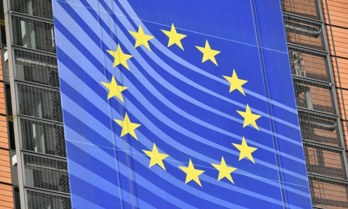 Une bannière arborant le drapeau européen orne la façade de la Commission européenne à Bruxelles, le 14 novembre 2018. (Emmanuel Dunand/AFP/Getty Images)
