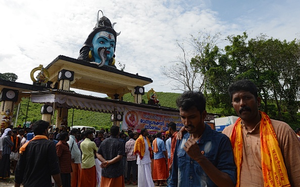 -En septembre, la Cour suprême a annulé l'interdiction frappant les femmes de 10 à 50 ans en âge d'entrer à la menstruation d'entrer au temple Ayyappa de Sabarimala, dans le sud de l'État du Kerala, et de prier. Mais certains fidèles ne sont pas d’accord. Photo ARUN SANKAR / AFP / Getty Images.
