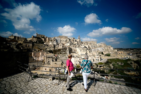 -Une vue d'ensemble prise le 19 octobre 2018 montre la ville de Matera, dans le sud de l'Italie, qui a été choisie comme capitale européenne de la culture en 2019. Photo de FILIPPO MONTEFORTE / AFP / Getty Images.
