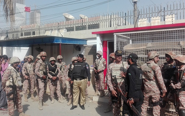 -Les forces de sécurité pakistanaises se tiennent devant le consulat chinois après une attaque à Karachi le 23 novembre 2018. Deux policiers au moins ont été tués lorsque des hommes armés non identifiés ont pris d'assaut le consulat chinois à Karachi. Photo ASIF HASSAN / AFP / Getty Images.