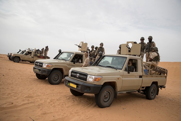 -Des soldats mauritaniens montent la garde dans un véhicule à un poste de commandement de la force opérationnelle du G5 pour le Sahel, le 22 novembre 2018, dans le sud-est de la Mauritanie, près de la frontière avec le Mali. Photo THOMAS SAMSON / AFP / Getty Images.