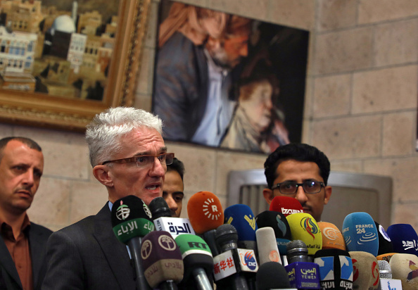 -Le 29 novembre 2018, le secrétaire général adjoint aux affaires humanitaires et coordonnateur des secours d'urgence des Nations Unies, Mark Lowcock, s'adresse à la presse à Sanaa, capitale du Yémen, photo de Mohammed HUWAIS / AFP/ Getty Images.