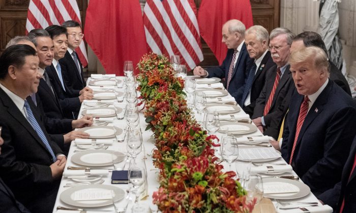 Le président américain Donald Trump et les membres de sa délégation lors du dîner avec le dirigeant chinois Xi Jinping et des représentants de son gouvernement à la fin du Sommet des dirigeants du G-20 à Buenos Aires, Argentine, le 1er décembre 2018. (SAUL LOEB/AFP/Getty Images)