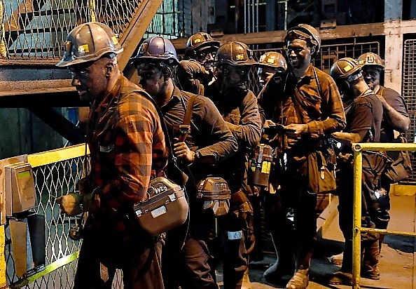 -Les mineurs quittent le puits de la mine de Knurow après une nuit de travail le 23 novembre 2018 à Knurow, dans la région minière de la Silésie, au sud de la Pologne. En dépit des discussions sur le climat de la COP24, les mineurs polonais voient l’avenir dans le charbon. Photo JANEK SKARZYNSKI / AFP / Getty Images.